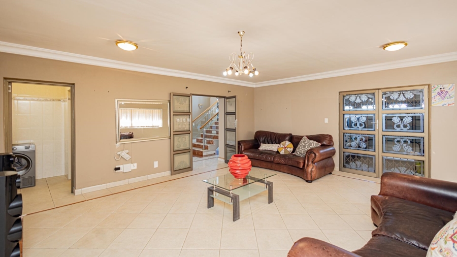 7 Bedroom Property for Sale in Plattekloof Western Cape